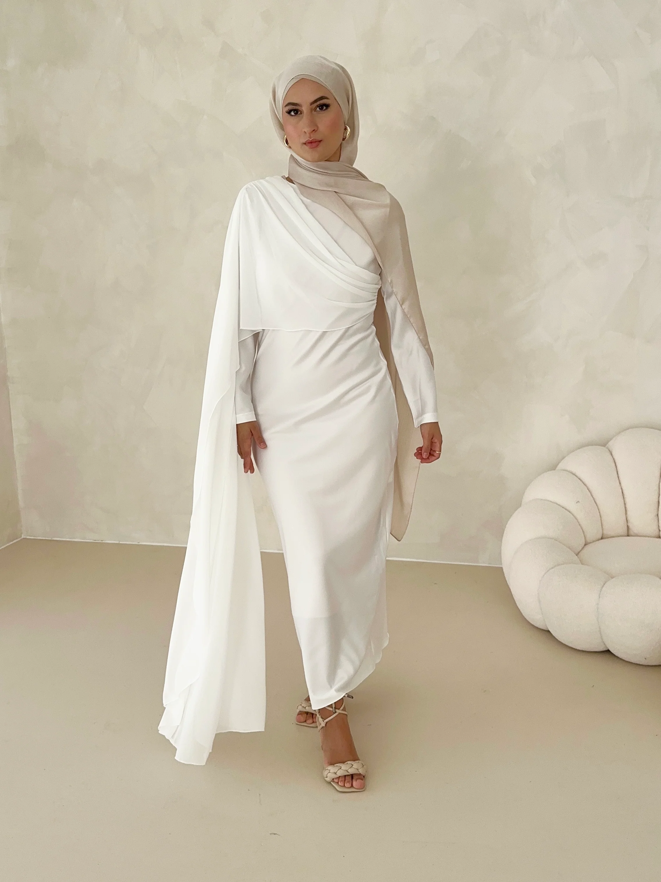 Satin-Optik Kleid mit Schulterschleppe - Image 10