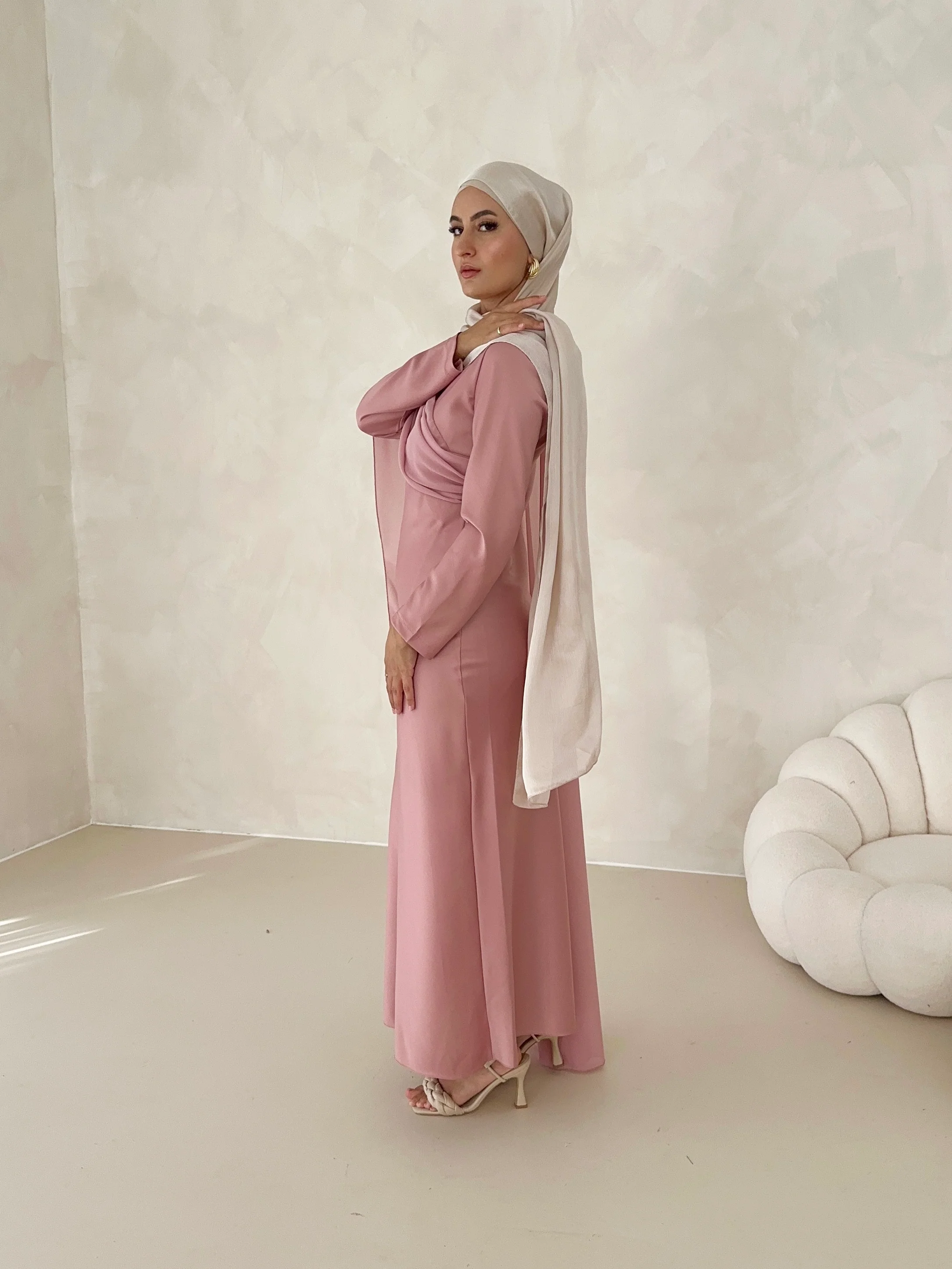 Satin-Optik Kleid mit Schulterschleppe - Image 19