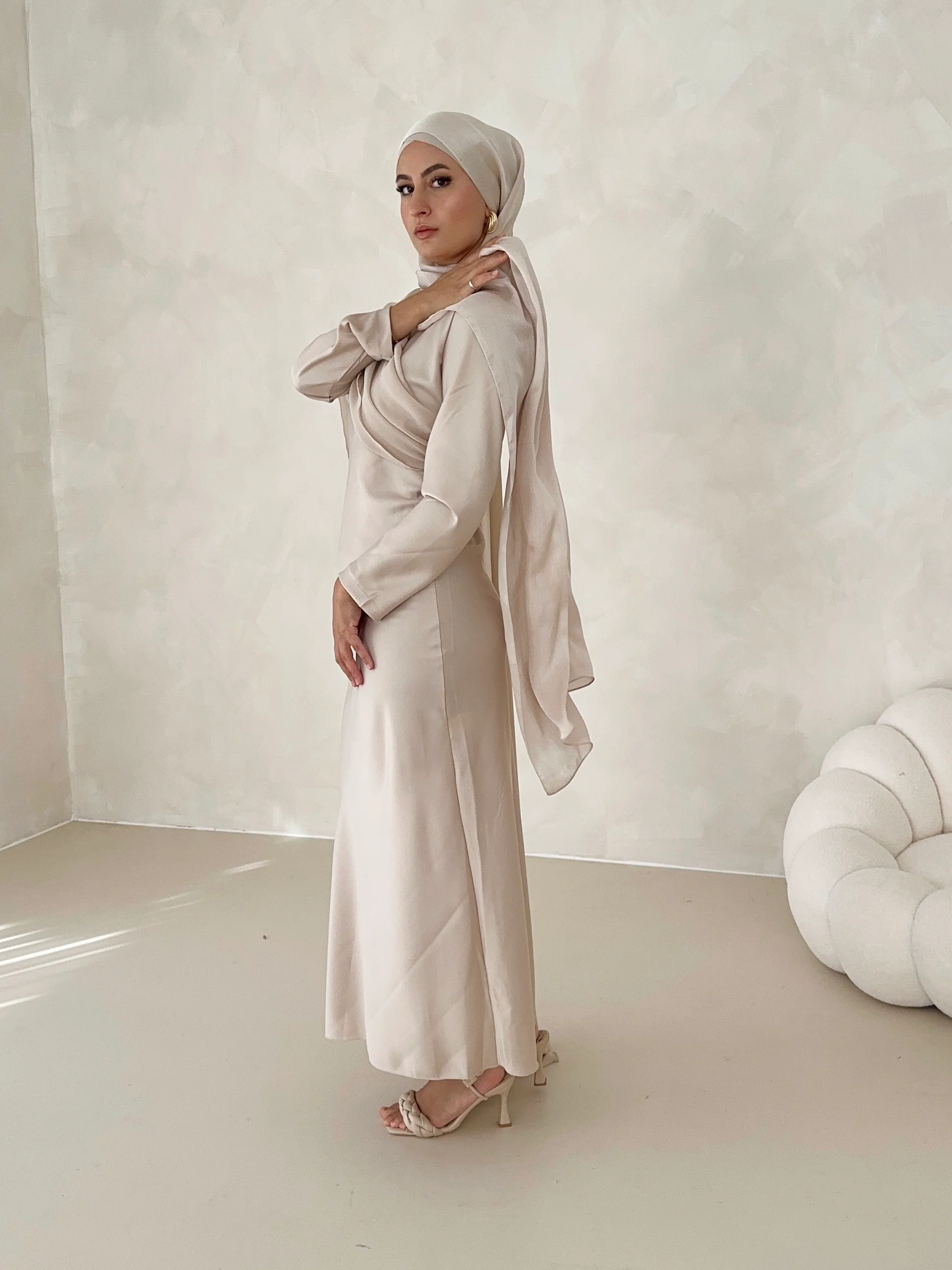 Satin-Optik Kleid mit Schulterschleppe - Image 22